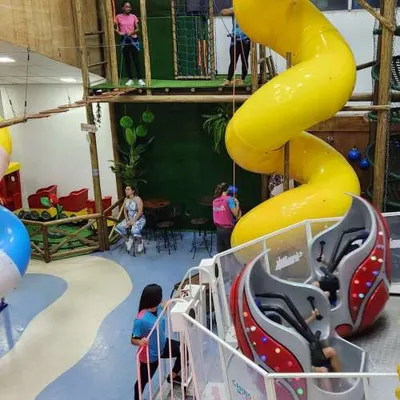 Salão completo do Castelo com tirolesa amarela e brinquedos