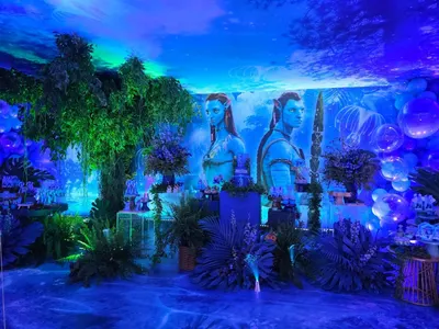 Festa temática Avatar com cenário imersivo e iluminação azul