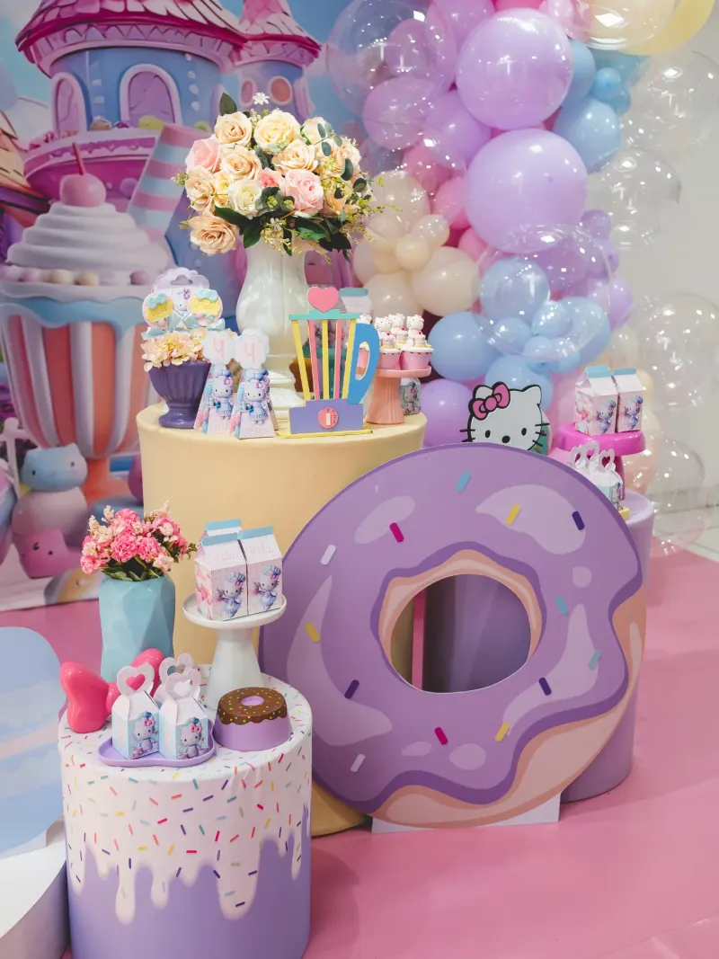Festa Hello Kitty Doce com decoração em rosa e lilás pastel
