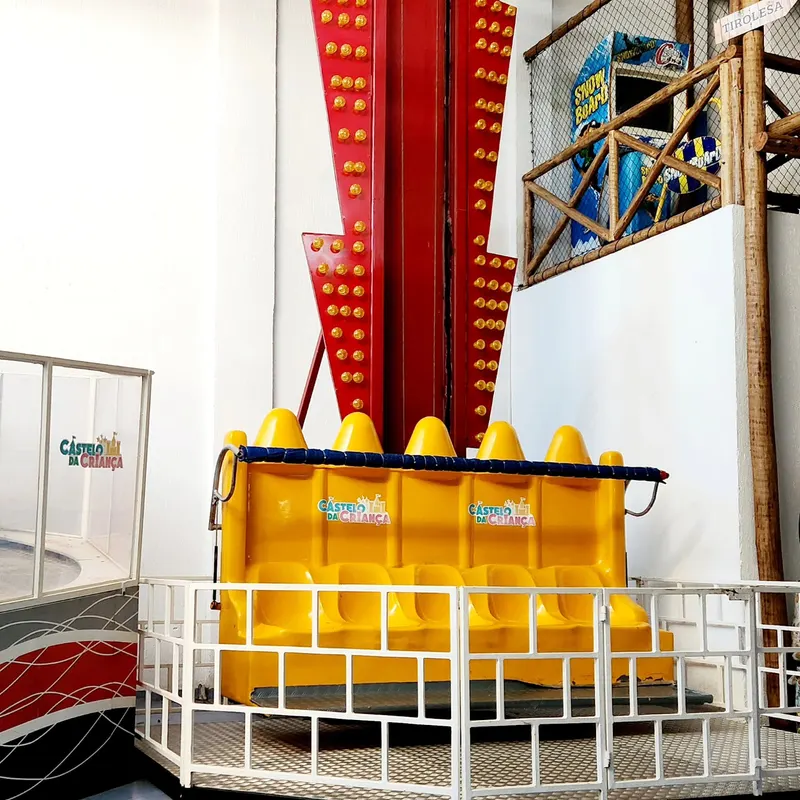 Festa Hot Wheels com pista de carros e decoração temática