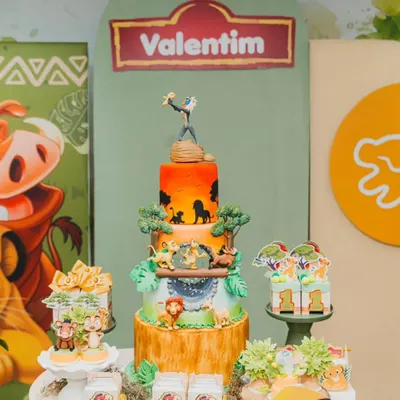 Bolo de aniversário Rei Leão com cenário da savana