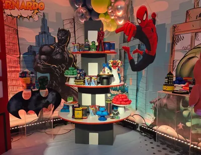 Mesa de doces temática Spider-Man e Pantera Negra