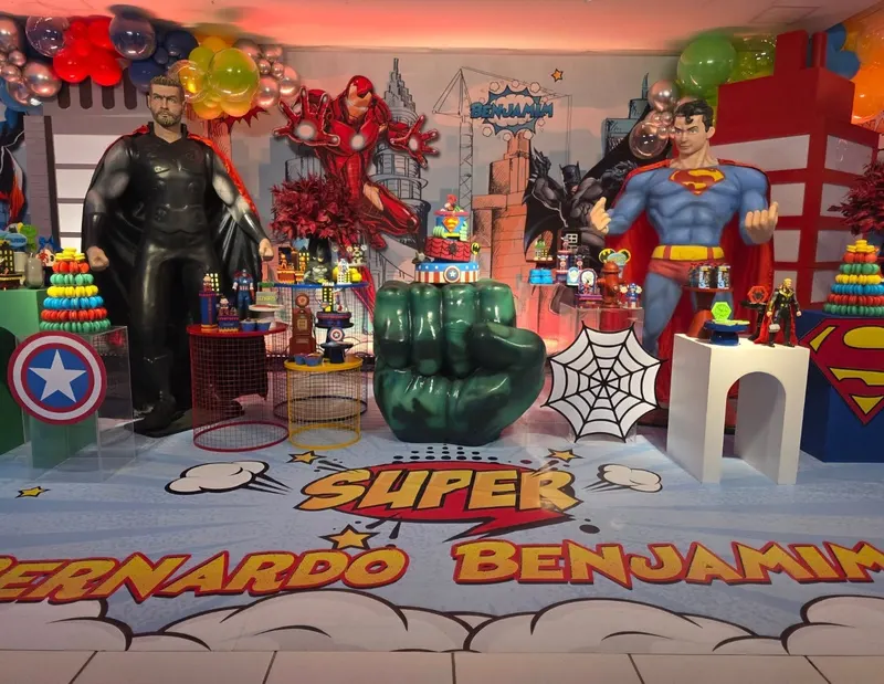 Festa Super-Heróis: Thor, Hulk, Superman e Capitão América em decoração temática