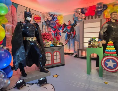 Decoração Super-Heróis com Batman e cenário urbano