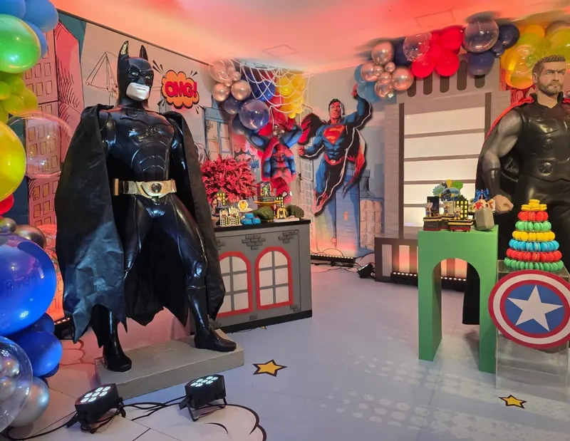 Decoração Super-Heróis com Batman e cenário urbano