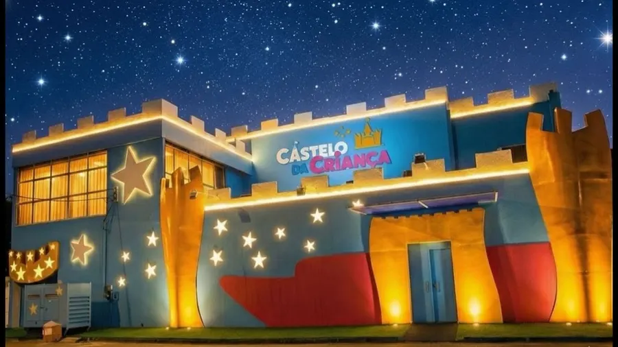 Fachada do Castelo da Criança iluminada à noite, em Camboinhas, Niterói